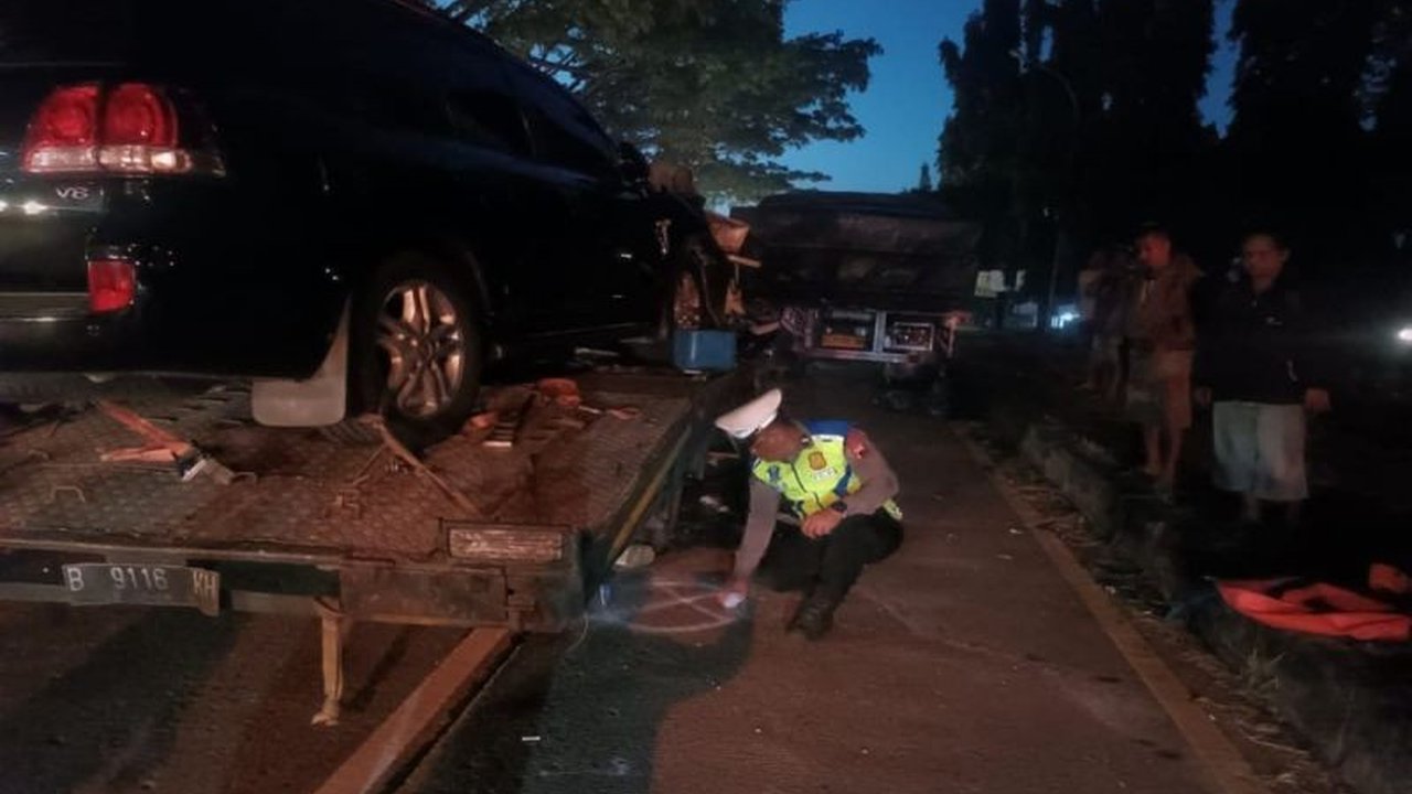 Kecelakaan antara dua truk di jalan pantura Subah, Batang, Jawa Tengah menewaskan satu pengemudi truk towing, polisi masih selidiki penyebabnya.