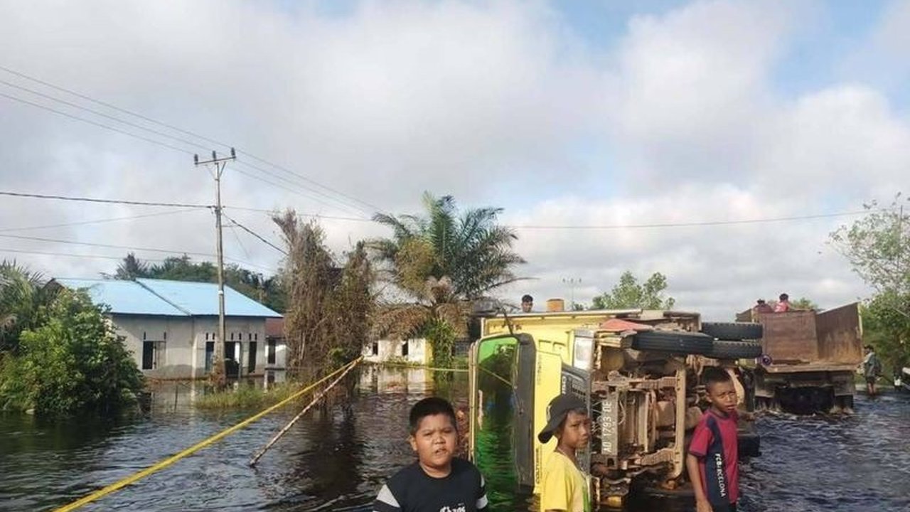 Badan Penanggulangan Bencana Daerah (BPBD) Kalimantan Barat mendorong pemerintah daerah meningkatkan mitigasi bencana hidrometeorologi, seperti banjir dan tanah longsor, akibat cuaca ekstrem yang diprediksi masih akan terjadi hingga 20 Maret 2025.