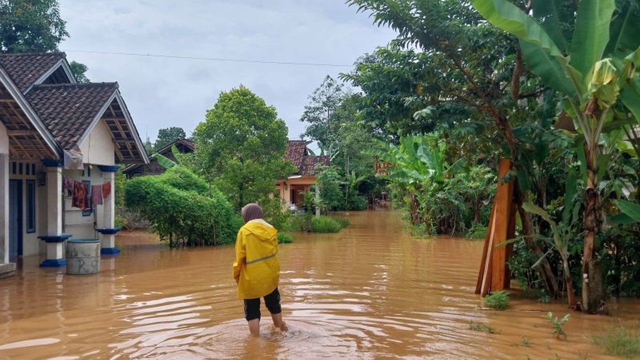 Pemerintah Kabupaten Serang menetapkan status tanggap darurat bencana menyusul banjir dan longsor yang melanda dua kecamatan,  membutuhkan bantuan dana dari pusat karena anggaran daerah terbatas.