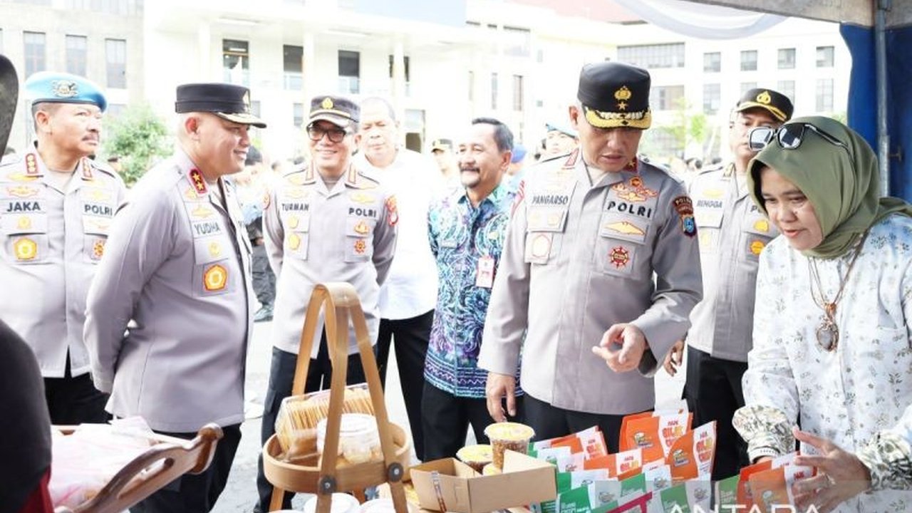 Polda Kalsel menggelar pasar murah dan UMKM Ramadhan 1446 H, menyediakan bahan pokok dengan harga di bawah pasaran untuk meringankan beban masyarakat dan personel Polri di tengah potensi kenaikan harga.