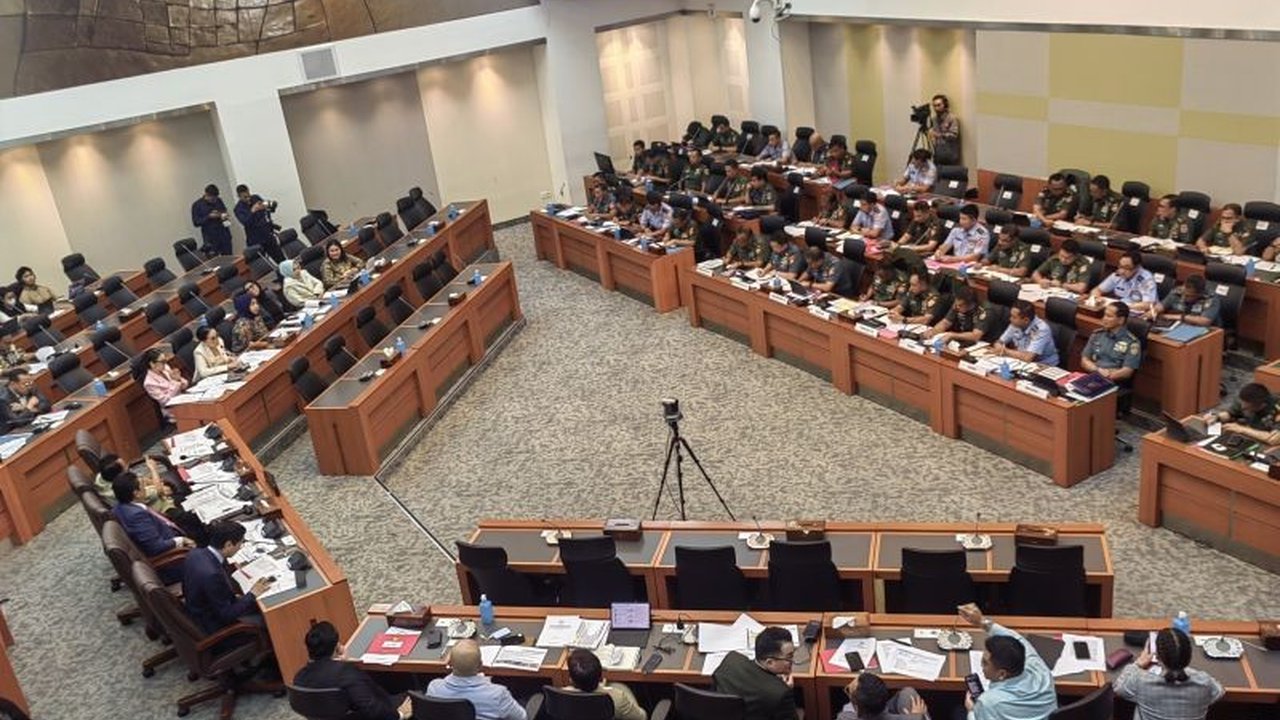 Komisi I DPR RI menggelar rapat dengan Panglima TNI dan pimpinan matra membahas revisi UU No. 34 Tahun 2004 tentang TNI yang masuk Prolegnas Prioritas 2025.