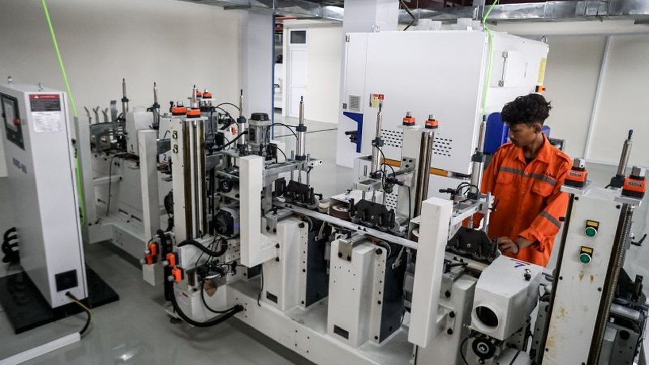 Komisi VII DPR mendesak pemerintah memperkuat pengawasan impor ilegal untuk melindungi industri kecil menengah (IKM) nasional yang terancam oleh barang-barang impor tak sesuai aturan.