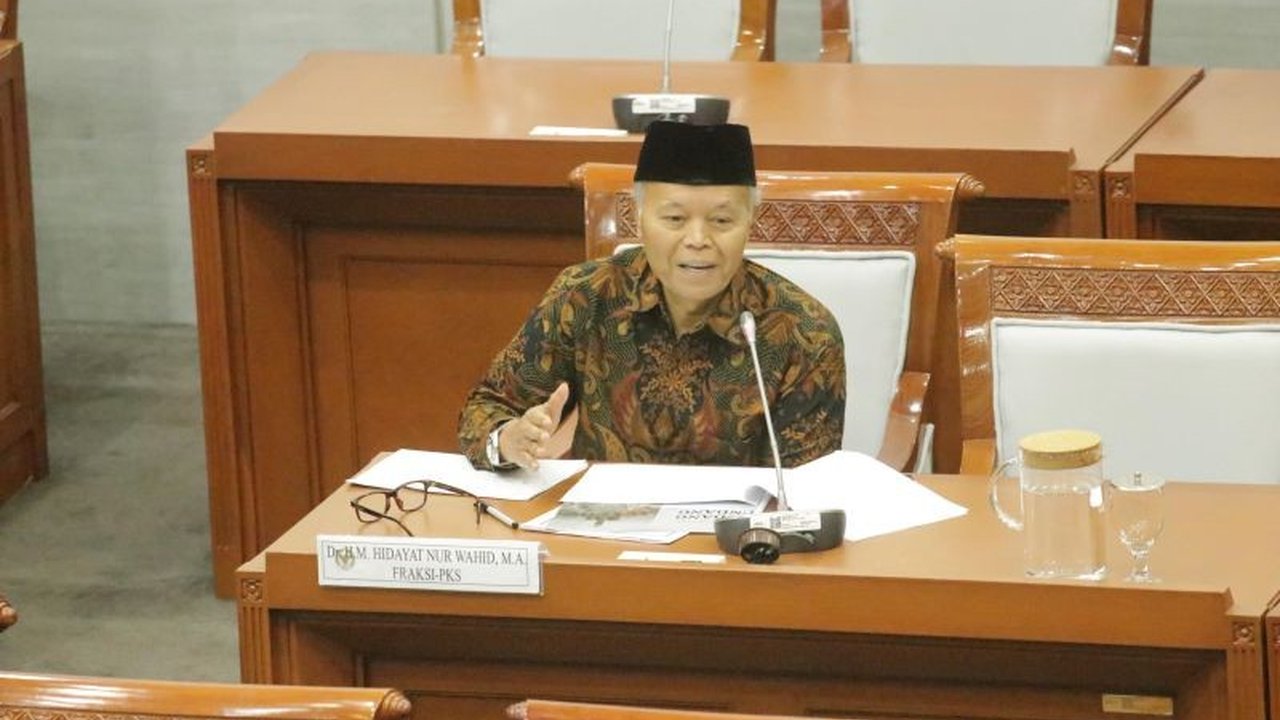 Wakil Ketua MPR Hidayat Nur Wahid meminta Kemenag membantu verifikasi visa dan pemeriksaan kesehatan jamaah haji agar keberangkatan tidak terhambat.