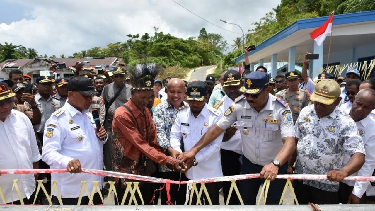 Pemkab Biak Numfor, Papua, resmi mengoperasikan kembali Pelabuhan Laut Saribi di Pulau Numfor, meningkatkan akses transportasi dan distribusi barang bagi masyarakat setempat dengan anggaran Rp11,3 miliar.