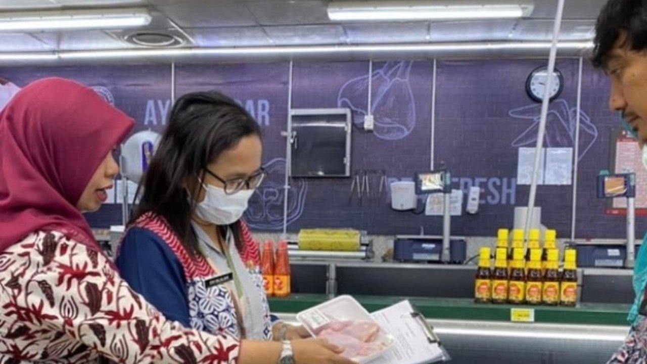 Suku Dinas KPKP Jakarta Utara melakukan pengawasan keamanan pangan di empat pasar tradisional dan dua pasar swalayan, memastikan produk aman dikonsumsi jelang Idul Fitri.