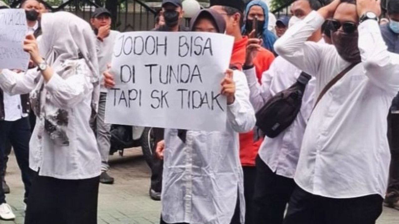 Ratusan PPPK di Makassar menggelar aksi di DPRD Kota Makassar, menuntut pembatalan penundaan SK pengangkatan mereka yang diundur hingga Maret 2026 oleh BKN dan Kemenpan-RB.