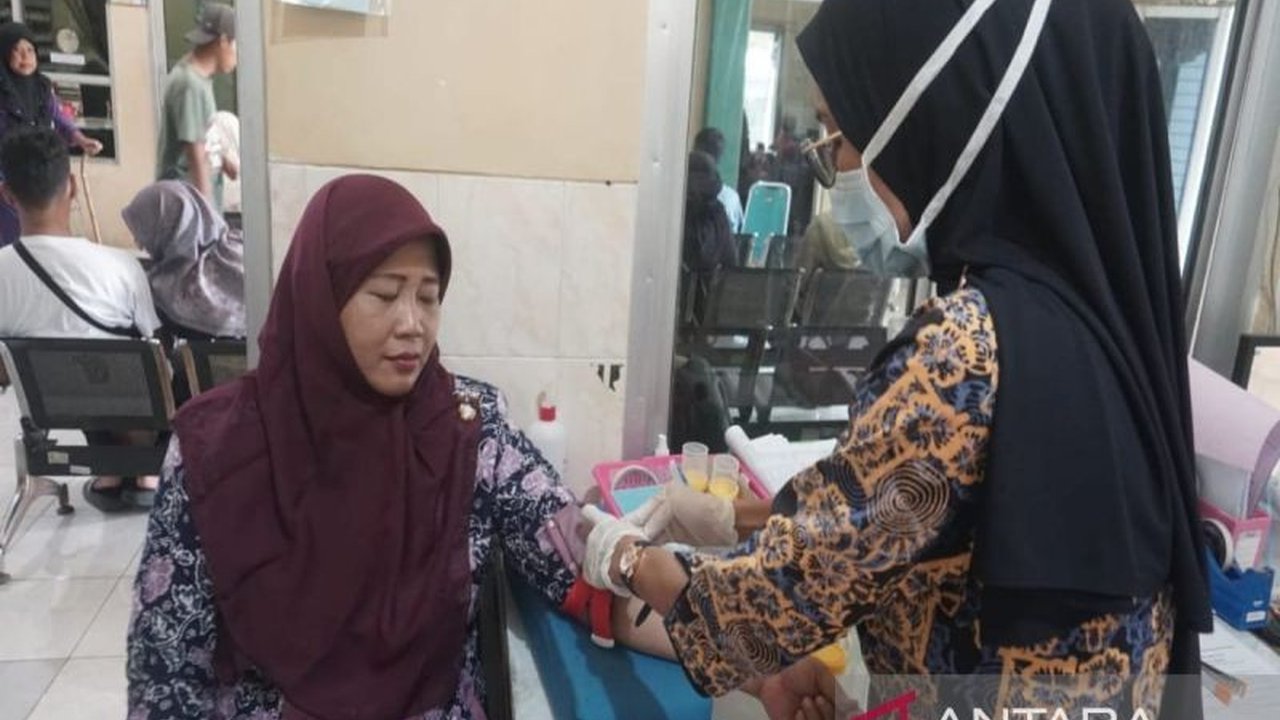 Pemerintah Kota Pekalongan meluncurkan program Universal Health Coverage (UHC) yang memberikan akses layanan kesehatan gratis bagi seluruh warga hanya dengan menunjukkan KTP.