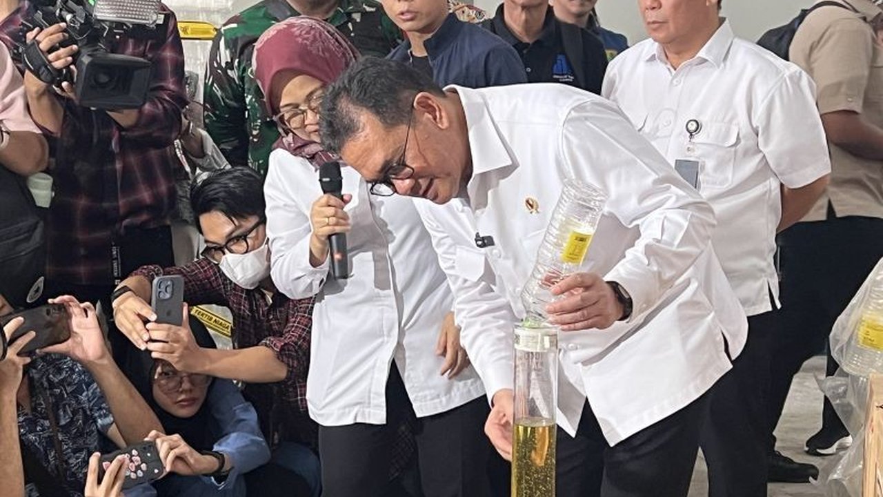 Mendag Budi Santoso menyegel pabrik PT Artha Eka Global Asia di Karawang karena melanggar aturan takaran Minyakita, menemukan ribuan botol dengan volume kurang dari ketentuan.