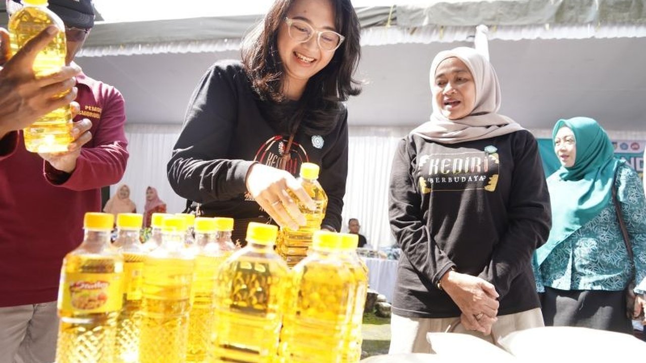 Pemerintah Kabupaten Kediri menggelar pasar murah di berbagai kecamatan untuk menstabilkan harga bahan pokok dan membantu masyarakat kurang mampu selama Ramadhan.