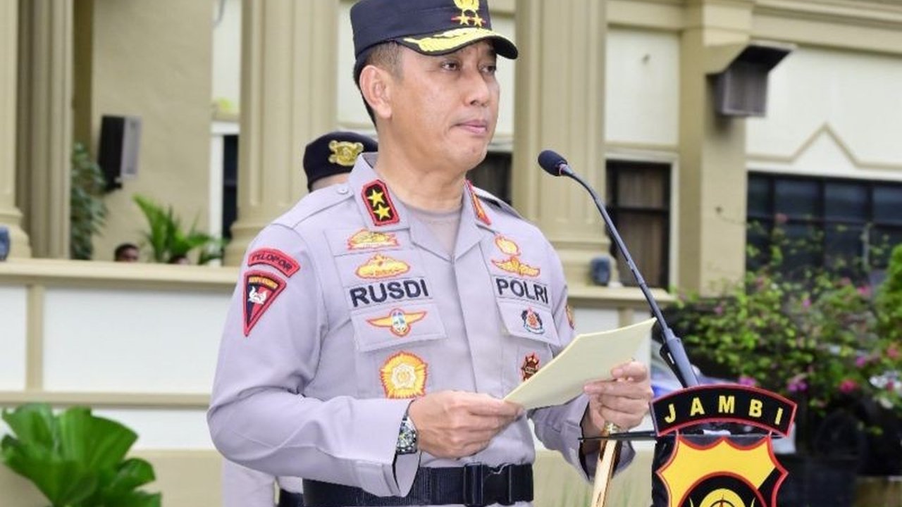 Polri melakukan rotasi besar-besaran, termasuk pergantian 10 Kapolda, sebagai upaya penyegaran dan penguatan kelembagaan, serta pembinaan karier personel.