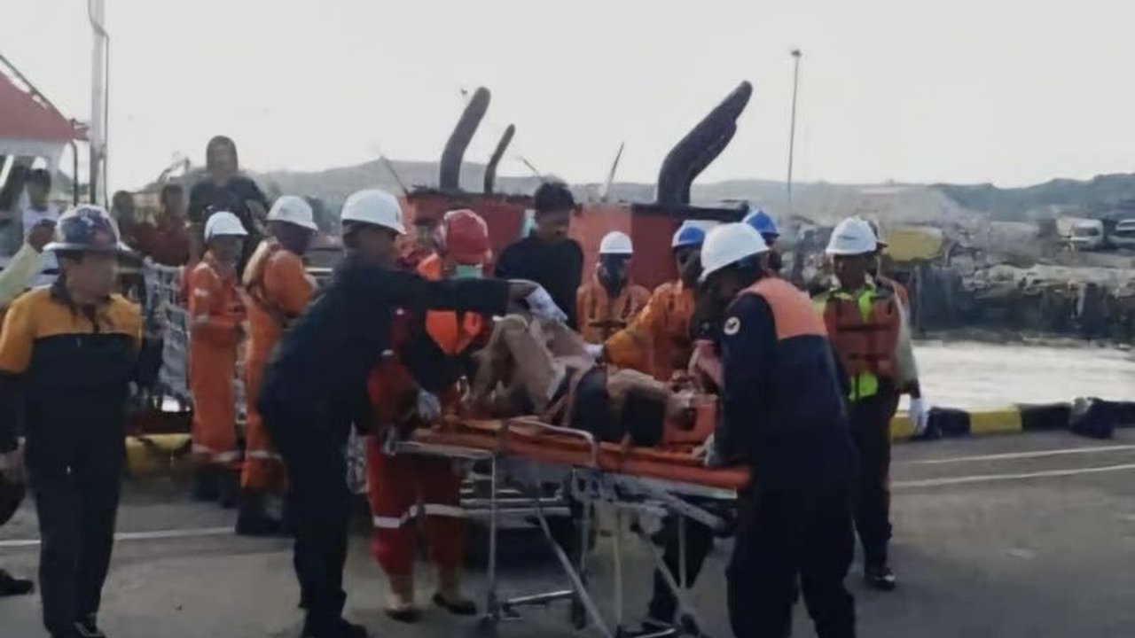 Kebakaran kapal tugboat dan tongkang di perairan Lamongan mengakibatkan 15 korban dievakuasi, tiga di antaranya dirawat intensif di rumah sakit, sementara penyebab kebakaran masih dalam penyelidikan.