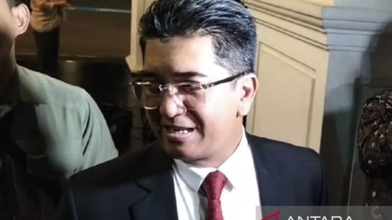 Menteri ESDM Bahlil Lahadalia diharuskan merevisi disertasinya dan menambah publikasi ilmiah sebelum dinyatakan lulus S3 oleh Universitas Indonesia.