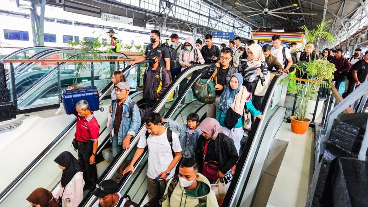 PT KAI Daop 1 Jakarta memprediksi jumlah pemudik Lebaran 2025 mencapai 845.448 penumpang dengan 1.836 perjalanan kereta api, meningkat 2 persen dari tahun sebelumnya.