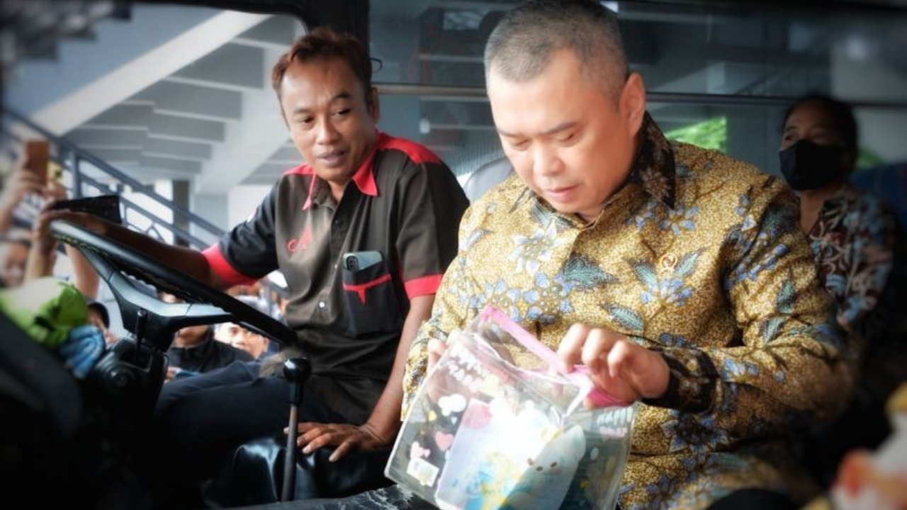 Menhub Dudy Purwagandhi memastikan kesiapan Terminal Giwangan Yogyakarta untuk menghadapi lonjakan pemudik Lebaran 2025, termasuk melakukan ramp check dan memastikan kelayakan transportasi.