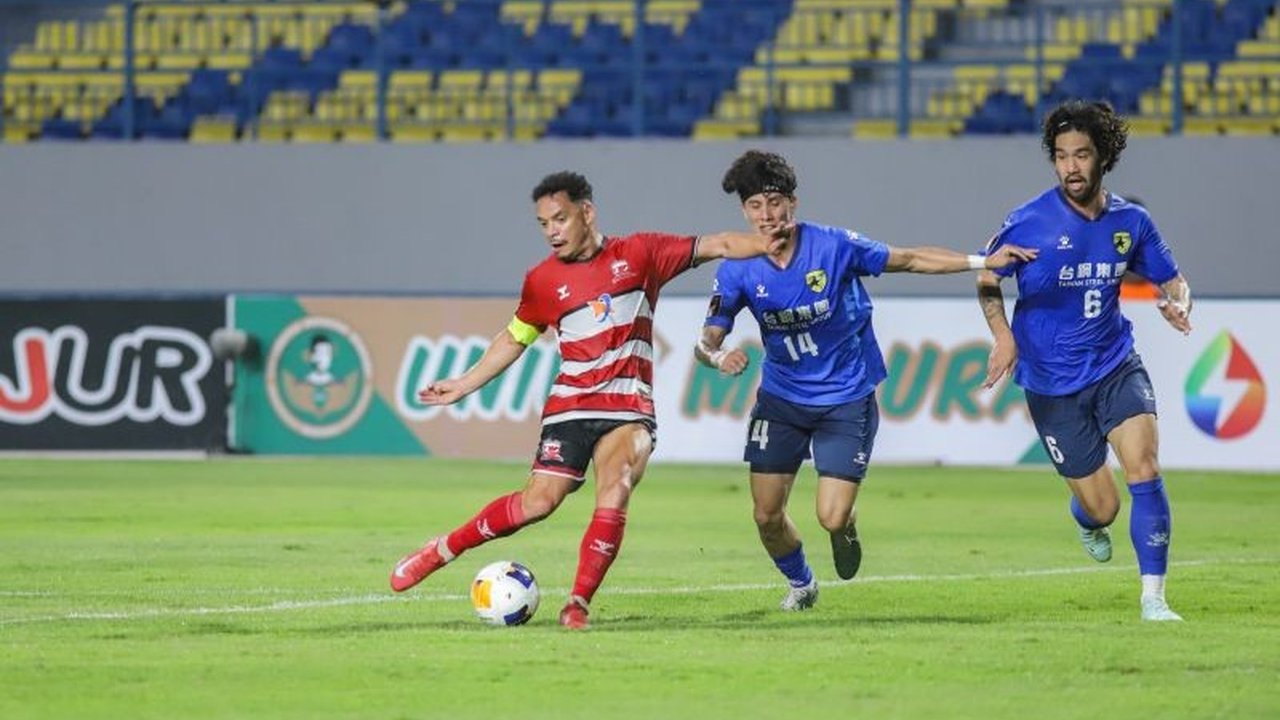 Madura United berhasil meraih kemenangan telak 3-0 atas Tainan City FC dan memastikan tempat di semifinal AFC Challenge League 2024/2025 berkat kekompakan tim dan strategi jitu pelatih Alfredo Vera.