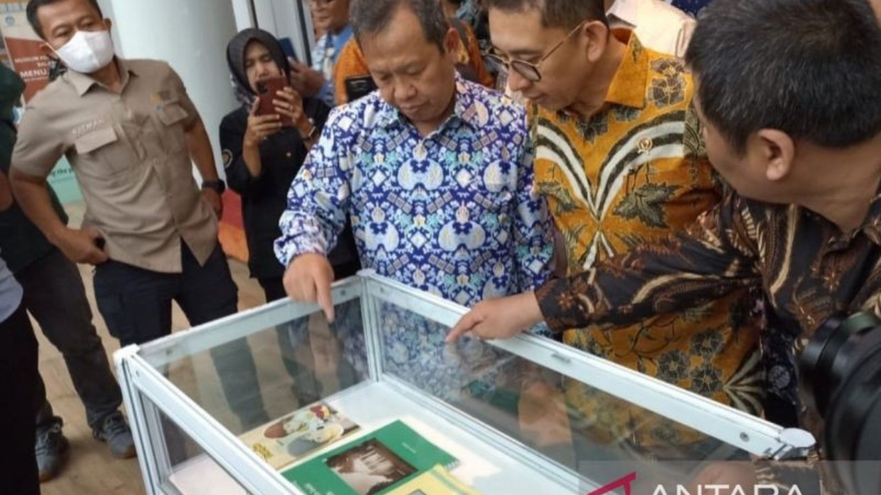 Menteri Kebudayaan Fadli Zon meluncurkan buku 