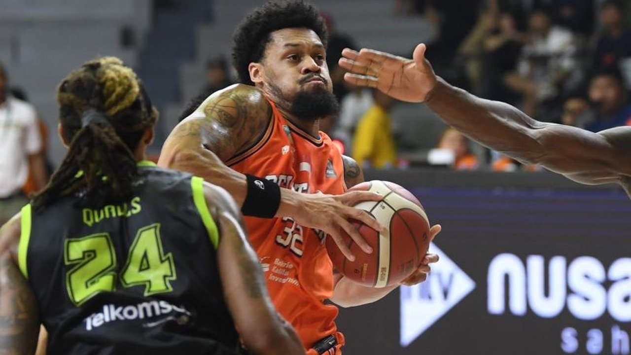 Pelita Jaya berhasil meraih kemenangan dramatis atas Borneo Hornbills dengan skor 97-94, meskipun sempat tertinggal di kuarter akhir, berkat aksi heroik Vincent Kosasih.