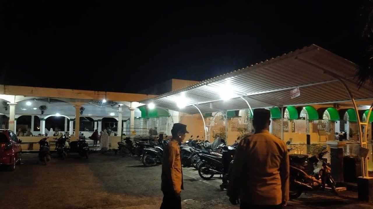 Polisi Ogan Ilir Jaga Kendaraan Warga Saat Tarawih, Jamin Keamanan dan Kekhusyukan Ibadah