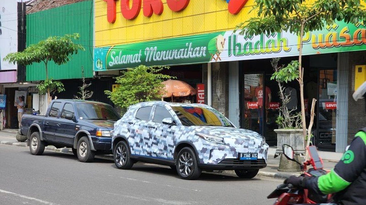 Mobil listrik Seres, diduga LanDian E3, tertangkap uji jalan di Indonesia, menandakan potensi kehadirannya di pasar otomotif Tanah Air.