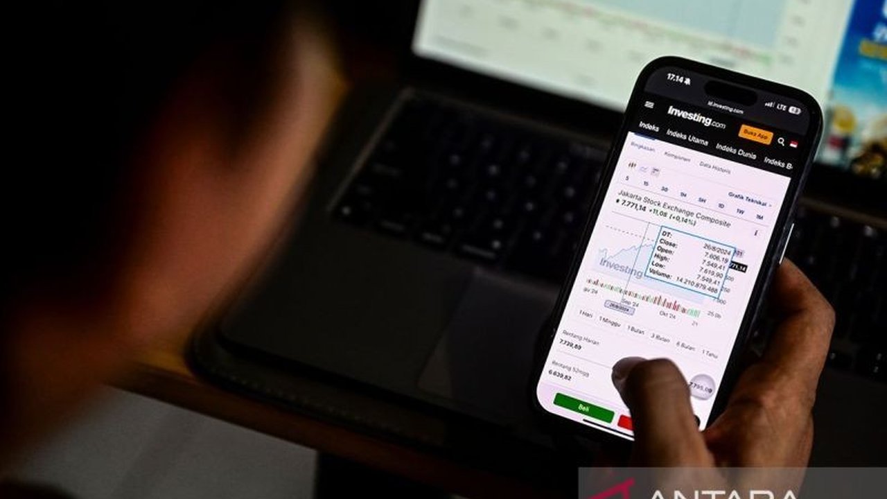 Pada pembukaan perdagangan Selasa pagi, IHSG berhasil menguat 10,18 poin (0,15 persen) ke level 7.027,06, sementara Indeks LQ45 justru sedikit melemah.