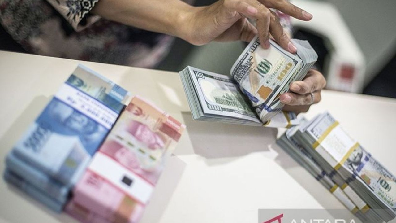 Penguatan nilai tukar rupiah terhadap dolar AS hari ini didorong oleh data Producer Price Index (PPI) Amerika Serikat yang lebih rendah dari ekspektasi, meningkatkan harapan penurunan suku bunga The Fed.