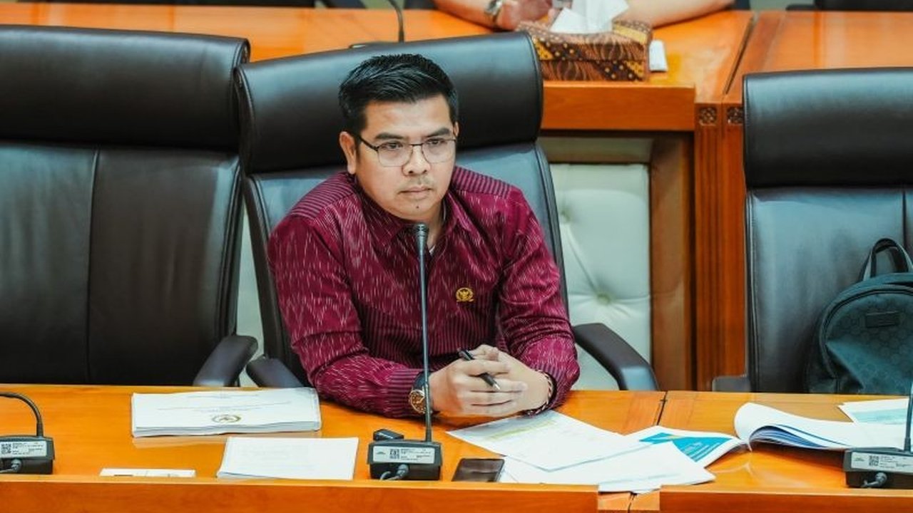 Anggota Komisi VII DPR RI, Bane Raja Manalu, mengusulkan pajak pariwisata di Bali untuk menyaring wisatawan dan mengatasi masalah *over tourism*,  mengingat peningkatan kunjungan wisatawan signifikan di tahun 2024.