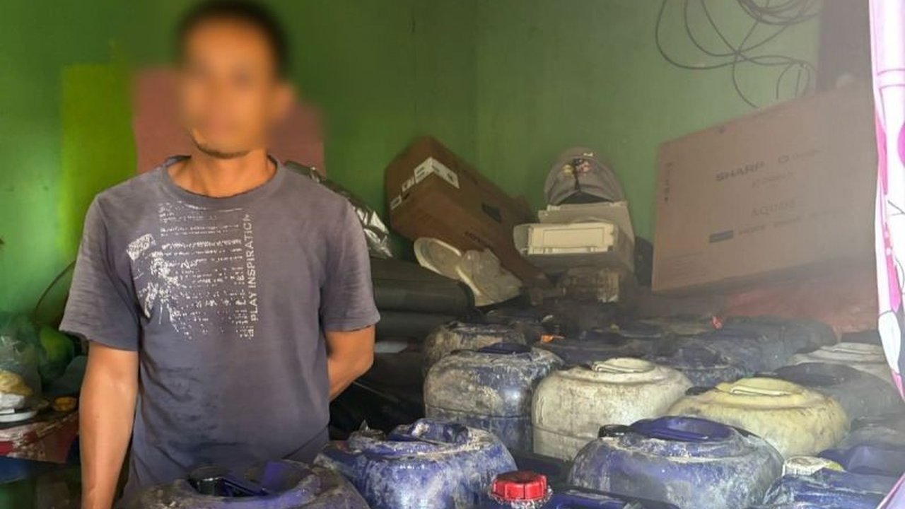 Satreskrim Polres OKU berhasil mengungkap penimbunan BBM subsidi jenis solar dengan tersangka AR (34) dan mengamankan puluhan jerigen BBM di Baturaja, Sumatera Selatan.