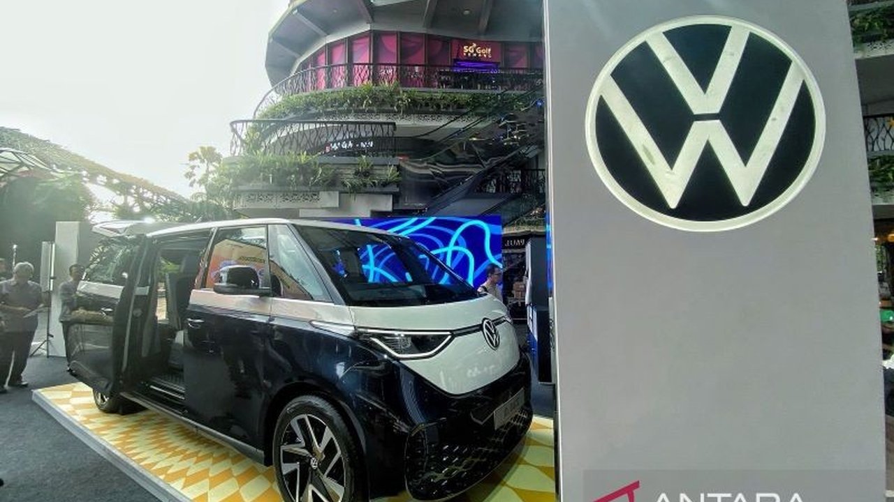 Volkswagen Indonesia akan mulai mendistribusikan ID. Buzz, MPV listrik mewah dengan berbagai fitur canggih, mulai awal Mei 2024, setelah mendapat sambutan positif di IIMS 2025.