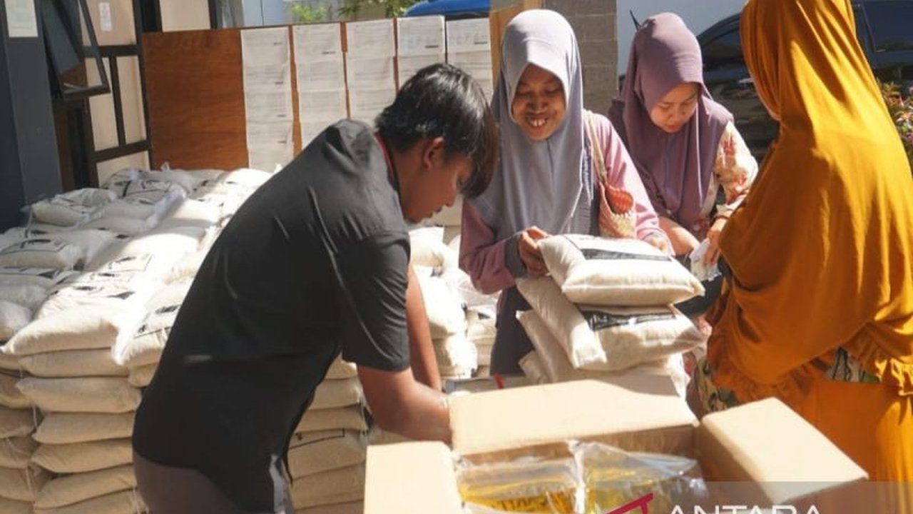 Pemerintah Kota Pekalongan salurkan subsidi pangan berupa beras, minyak goreng, dan bawang merah untuk stabilisasi harga menjelang Lebaran 2025.