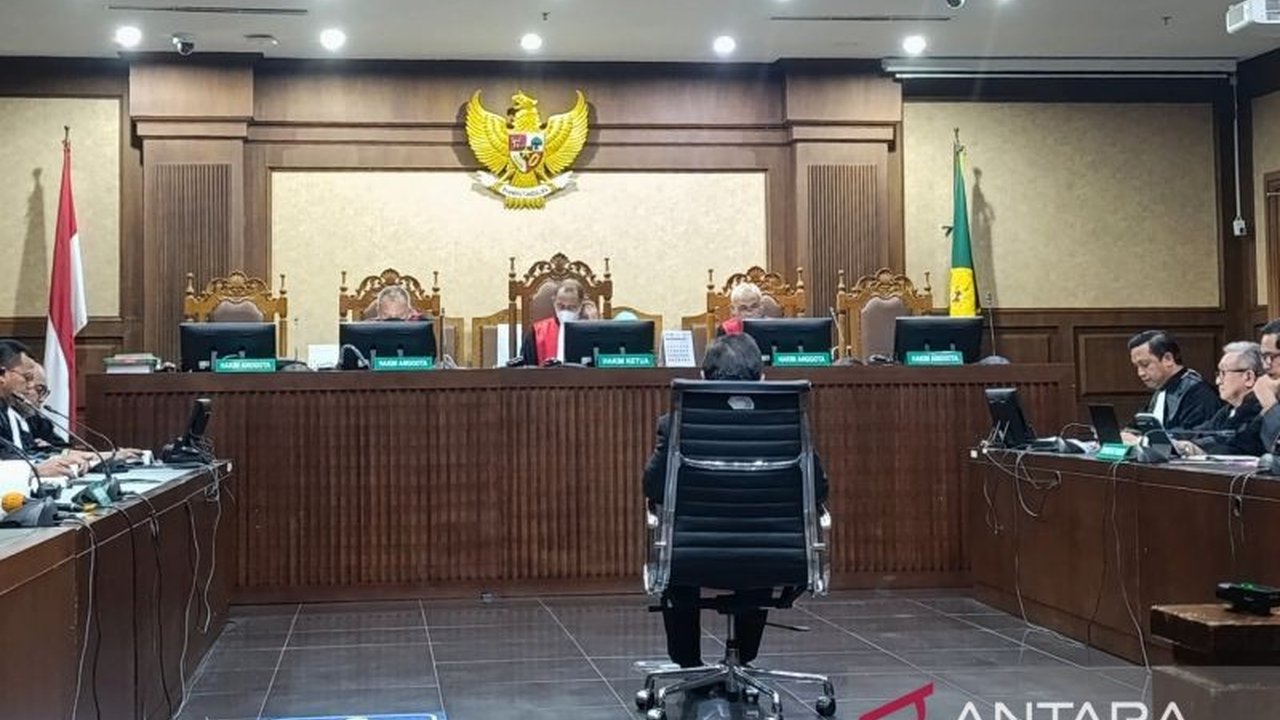 Sekjen DPP PDI Perjuangan, Hasto Kristiyanto, didakwa KPK menghalangi penyidikan kasus korupsi Harun Masiku dan memberikan suap kepada Wahyu Setiawan.