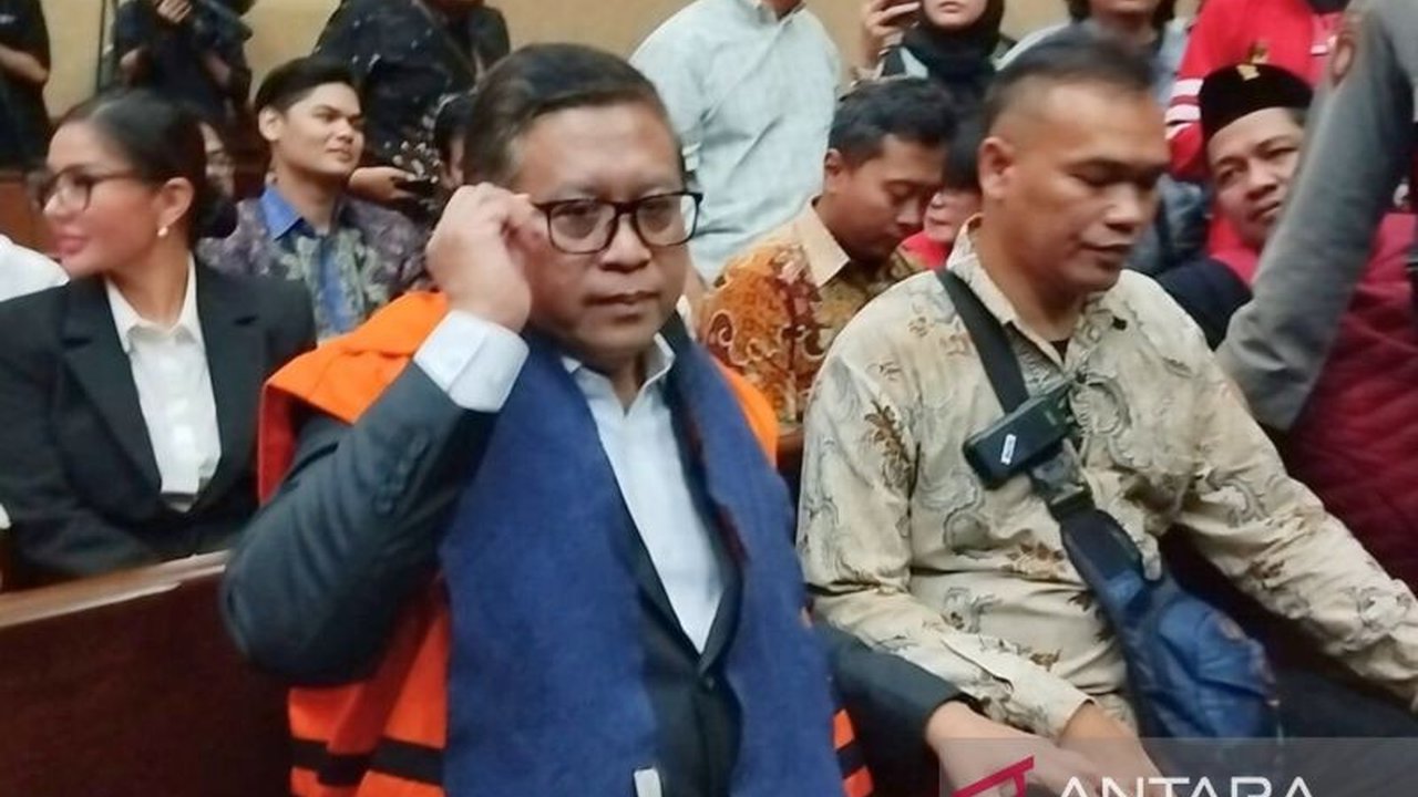 Sekjen PDI Perjuangan, Hasto Kristiyanto, menghadapi dakwaan perintangan penyidikan kasus Harun Masiku, menyebut dirinya sebagai tahanan politik dan mempertanyakan independensi lembaga peradilan.