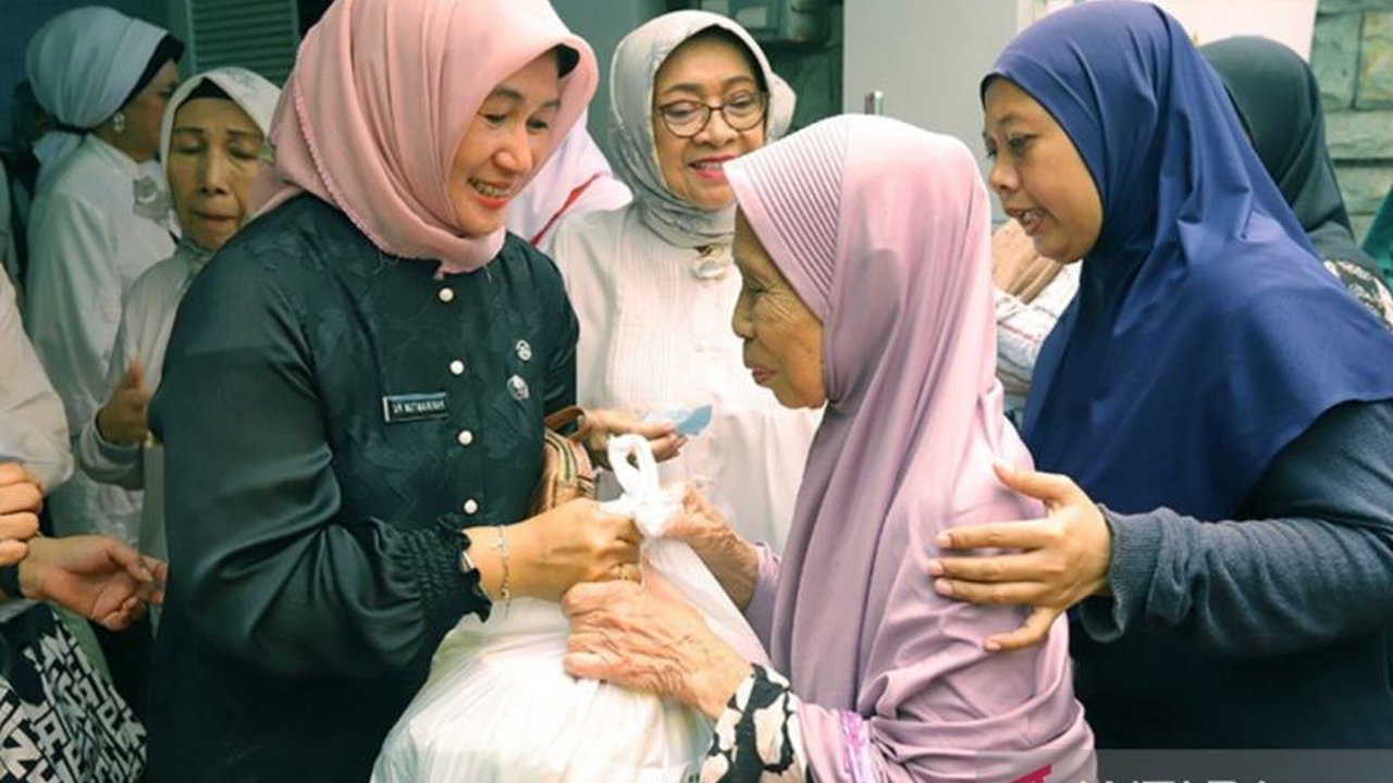 Pemerintah Kota Jakarta Timur menjadikan Ramadhan sebagai momentum untuk meningkatkan kepedulian sosial dengan berbagi kepada masyarakat kurang mampu, seperti terlihat dalam penyaluran santunan di Majelis Taklim Ar Raudhoh.