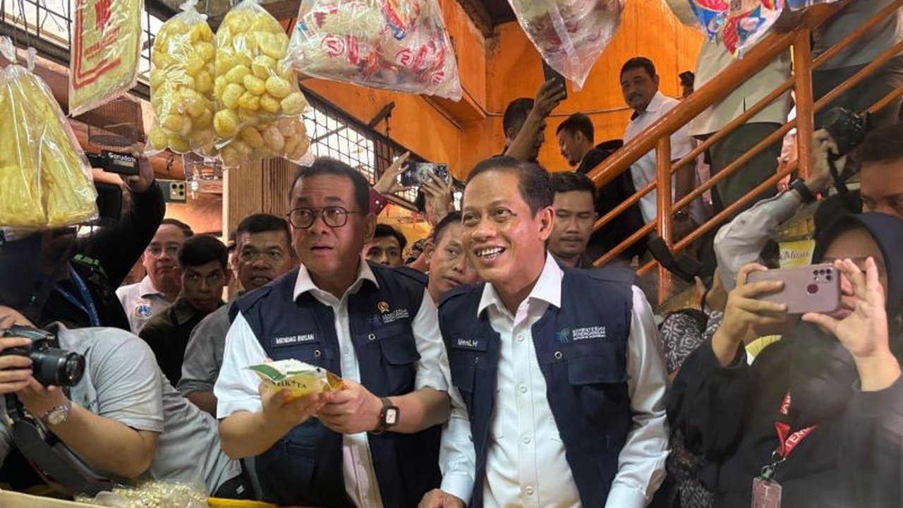 Menteri Lingkungan Hidup dan Menteri Perdagangan berkolaborasi dalam Gerakan Nasional Membersihkan Pasar Nusantara (GERNAS MAPAN) untuk meningkatkan kebersihan pasar tradisional di Indonesia.