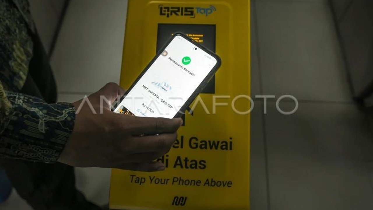 Bank Indonesia resmi meluncurkan QRIS Tap berbasis NFC, inovasi pembayaran digital yang lebih cepat, praktis, dan aman, kini tersedia di MRT, KRL, dan berbagai merchant.