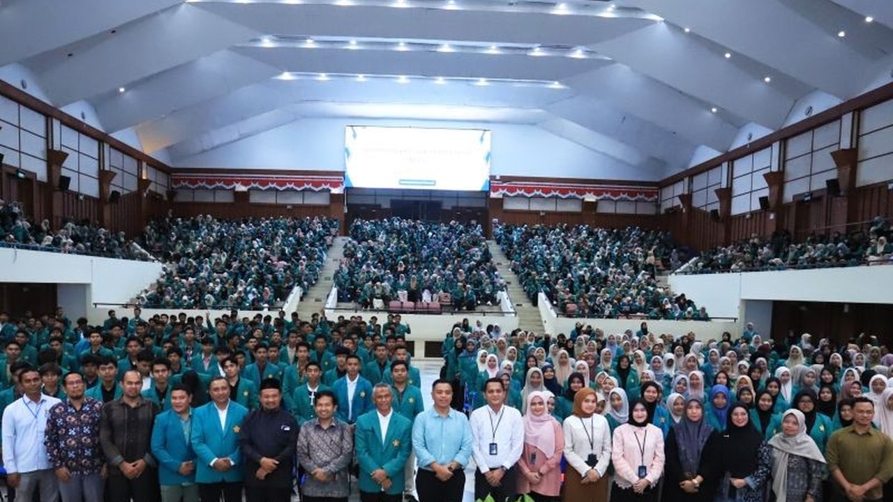 Pemerintah menyalurkan dana beasiswa KIP Kuliah 2025 kepada 1.040.192 mahasiswa dan 9.141 mahasiswa menerima beasiswa Afirmasi Pendidikan Tinggi (Adik), bertujuan mendorong akses pendidikan tinggi yang inklusif.