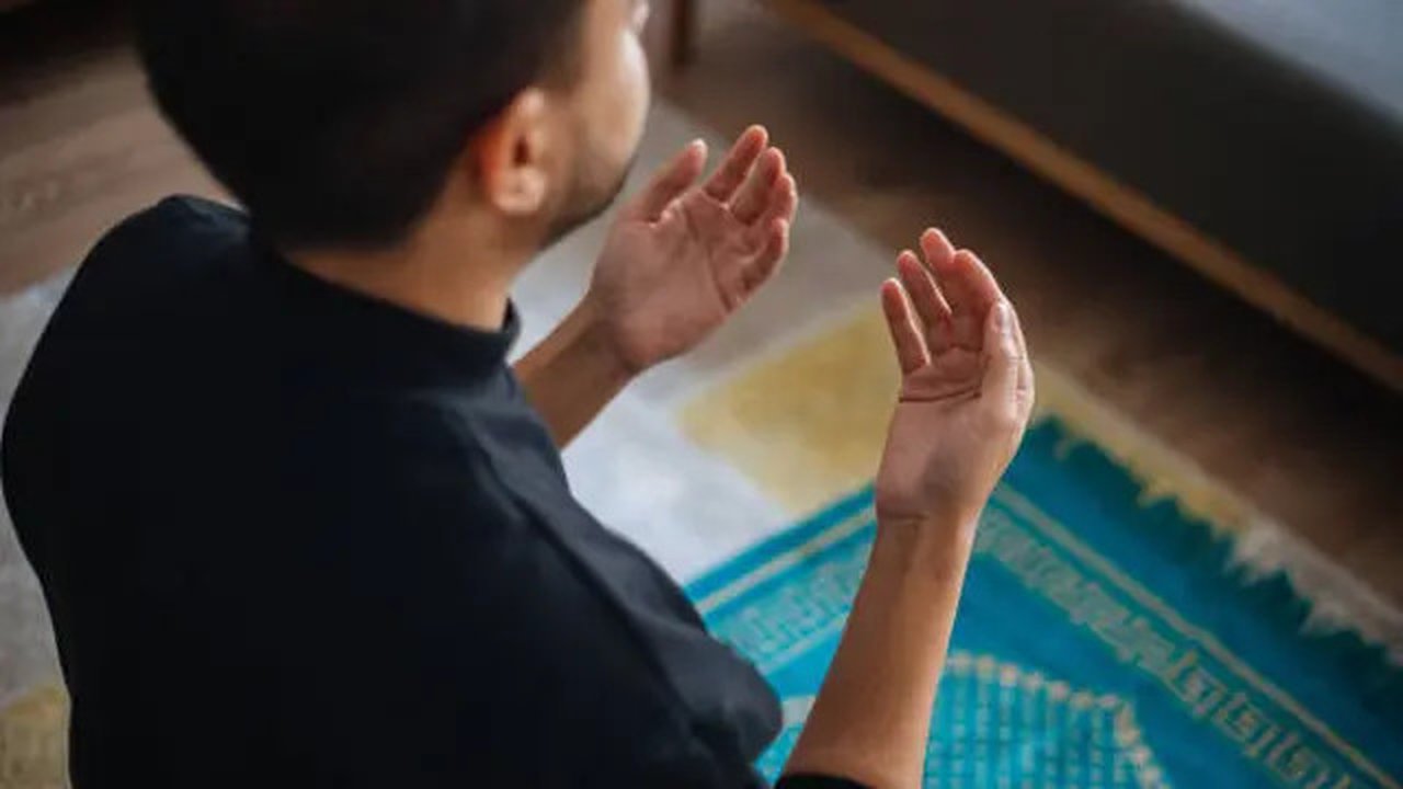 Ilustrasi Membaca Doa Qunut (istockfoto)