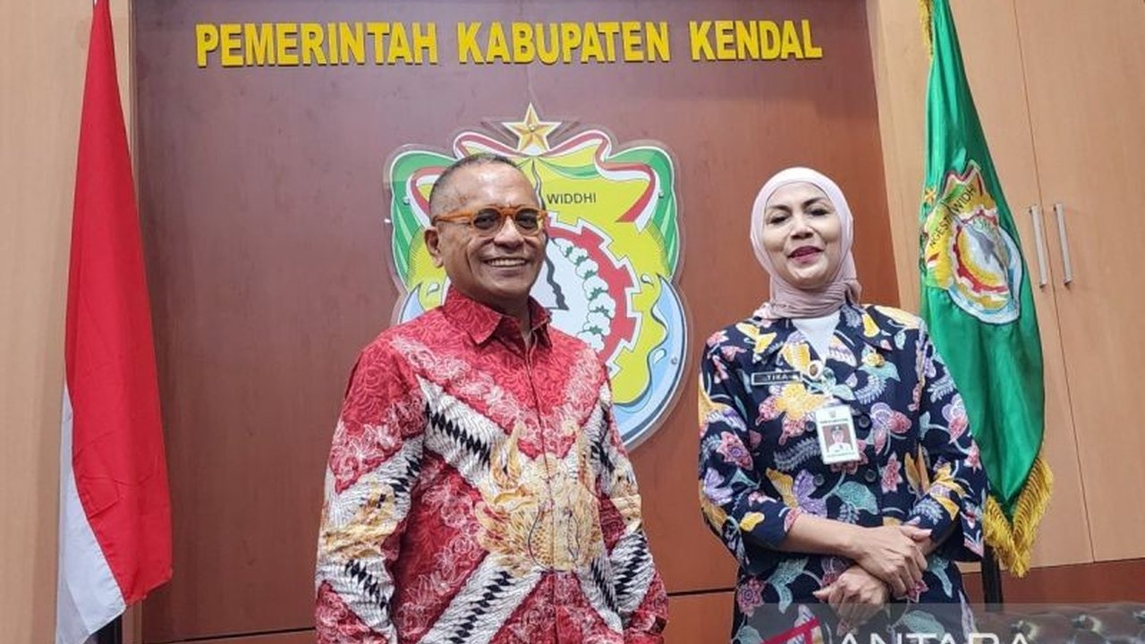 Anggota Komisi VII DPR, Samuel Wattimena, berkomitmen mendukung pengembangan desa wisata di Kendal, Jawa Tengah, untuk mendorong ekonomi kreatif dan UMKM, serta siap memfasilitasi kerjasama dengan Kementerian Pariwisata.