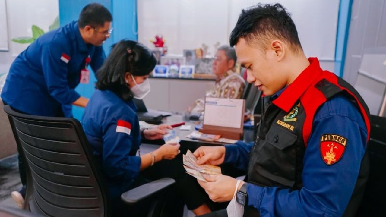 Kejaksaan Negeri Jakarta Pusat menggeledah beberapa lokasi di Jakarta, Bogor, dan Tangerang Selatan terkait dugaan korupsi pengadaan barang dan jasa di Kementerian Komunikasi dan Digital (Kominfo) dengan kerugian negara mencapai Rp500 miliar.