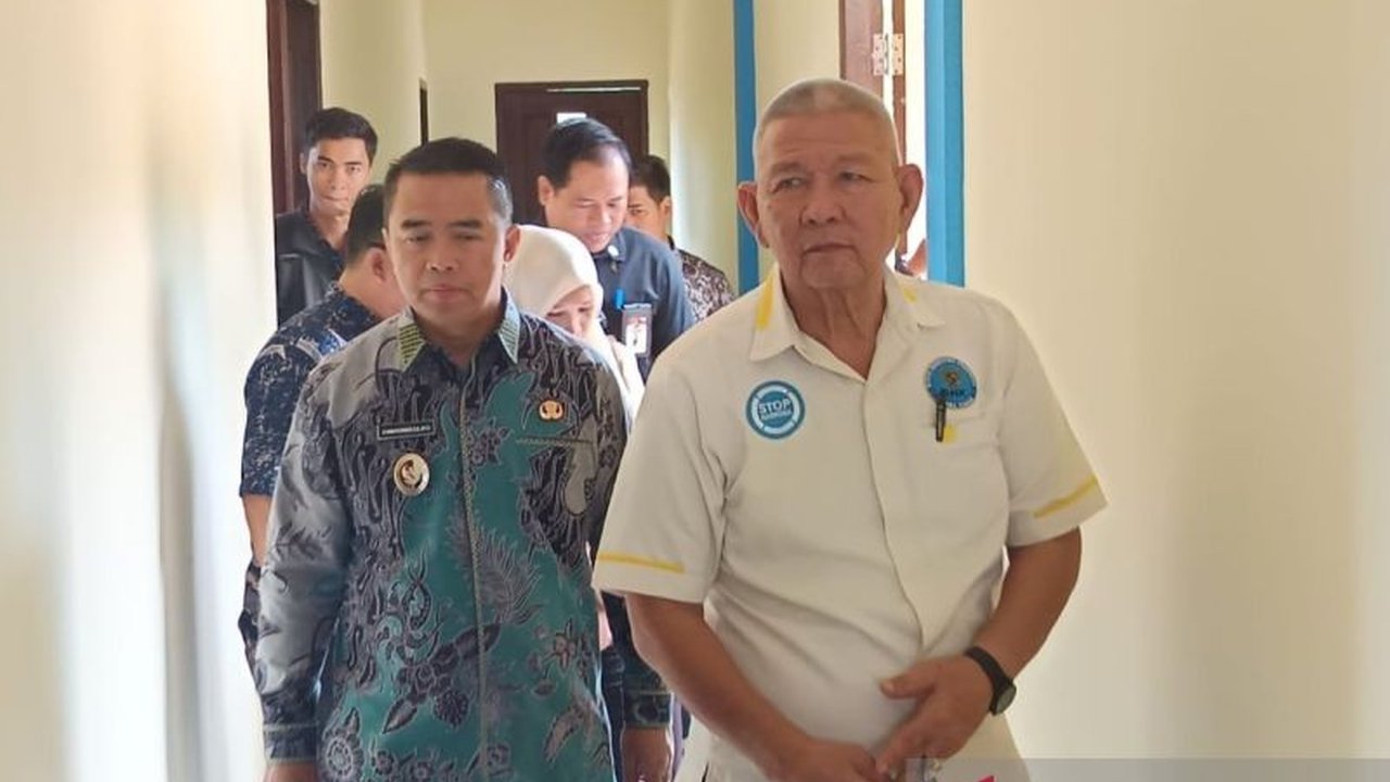 Pemerintah Kabupaten Kutai Timur (Kutim) melakukan tes urine secara bertahap kepada seluruh pegawainya selama Ramadhan untuk memastikan lingkungan pemerintahan bersih dari narkoba, mengingat Kutim berada di peringkat ketiga penyalahgunaan narkoba di Kalti