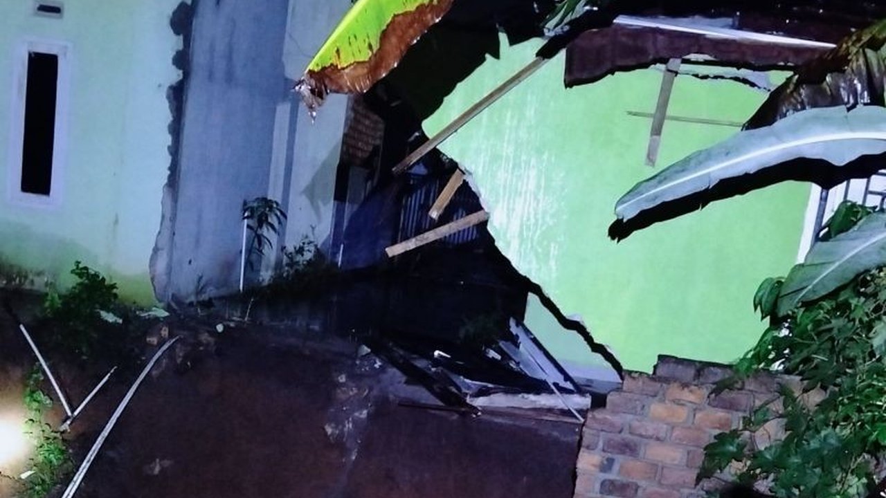 Curah hujan tinggi di OKU Selatan menyebabkan longsor dan mengancam keselamatan warga Batu Belang; BPBD mengimbau kewaspadaan dan bersiap siaga tanggulangi bencana.