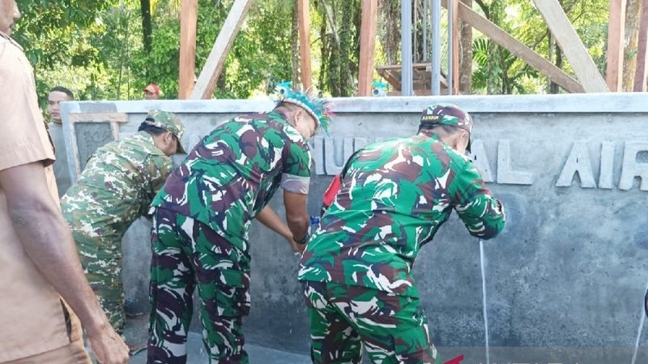 Tim Wasev TNI AD meninjau pembangunan rumah warga dan infrastruktur di Kampung Kbusdori, Biak Numfor, Papua, dalam program TMMD ke-123 yang dinilai sukses dan tepat sasaran.