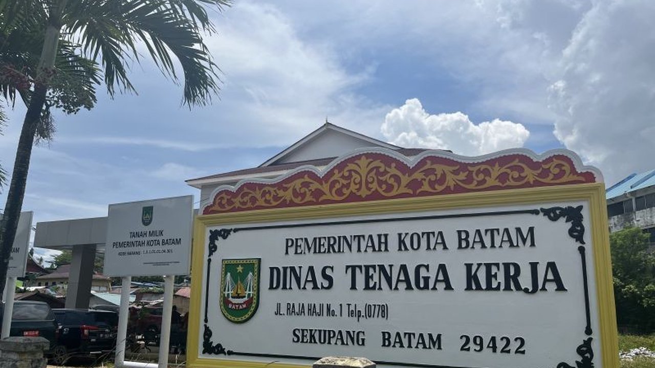 Disnaker Batam mendirikan posko pengaduan THR 2025 untuk memastikan hak pekerja terpenuhi dan perusahaan mematuhi aturan pembayaran THR keagamaan.