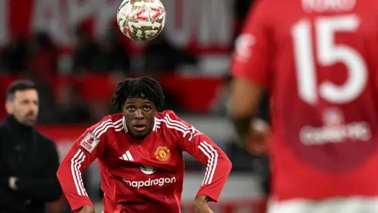Bek Manchester United asal Denmark bernomor punggung 13, Patrick Dorgu, melakukan lemparan ke dalam selama pertandingan putaran keempat Piala FA Inggris antara Manchester United dan Leices