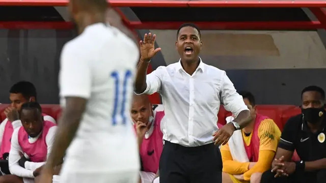 Pelatih Curacao asal Belanda, Patrick Kluivert, memberikan instruksi kepada para pemainnya selama pertandingan kualifikasi Amerika Tengah untuk Piala Dunia FIFA Qatar 2022 melawan Panama d