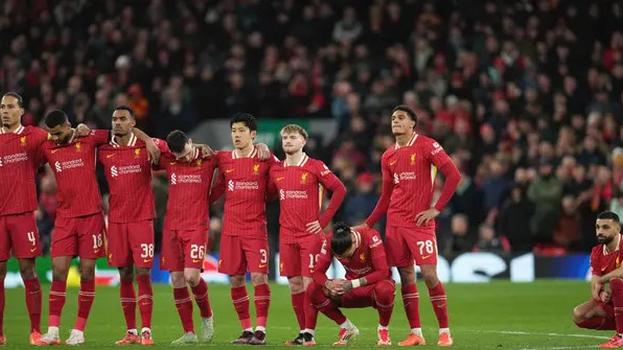 Para pemain Liverpool tampak putus asa saat adu penalti dalam pertandingan leg kedua babak 16 besar Liga Champions antara Liverpool dan Paris Saint-Germain di Anfield, Liverpool, Inggris,