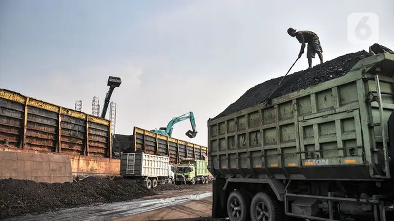 Pekerja saat menyelesaikan aktivitas bongkar muat batu bara di Pelabuhan PT KCN Marunda, Jakarta Utara, Rabu (5/1/2022). Kebijakan itu diambil setelah mengetahui bahwa PT Perusahaan Listrik N