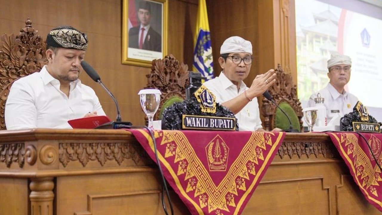 Bupati Badung, I Wayan Adi Arnawa, memastikan bantuan hari raya keagamaan sebesar Rp2 juta per KK tetap berjalan sesuai regulasi, bertujuan mendorong daya beli masyarakat dan mencegah inflasi.
