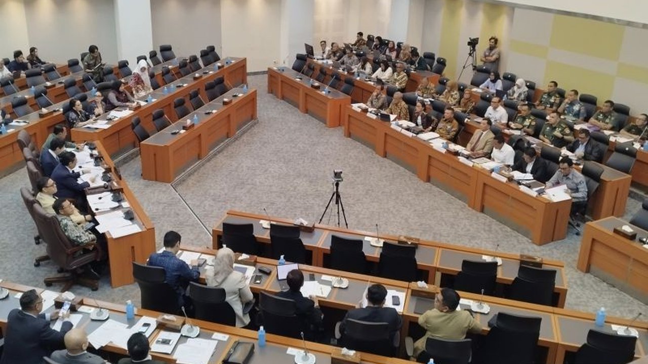 Komisi I DPR RI menggelar rapat kerja dengan Menhan dan Menkum membahas revisi UU TNI No. 34 Tahun 2004, guna menyesuaikan dengan dinamika hukum dan geopolitik terkini.