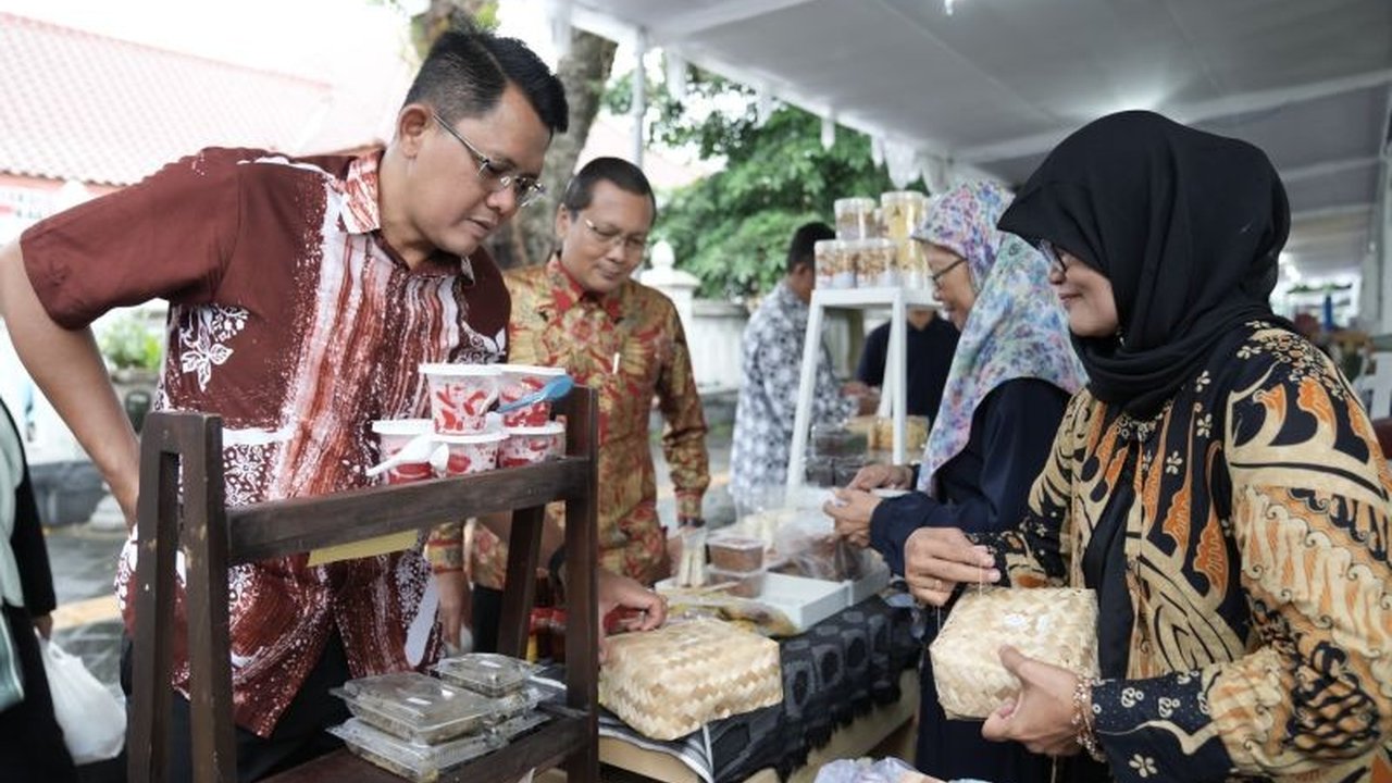 Pasar Lebaran Sleman 2025 sukses besar dengan omzet Rp150 juta, meningkat Rp30 juta dari tahun sebelumnya,  mendorong pertumbuhan UMKM lokal.