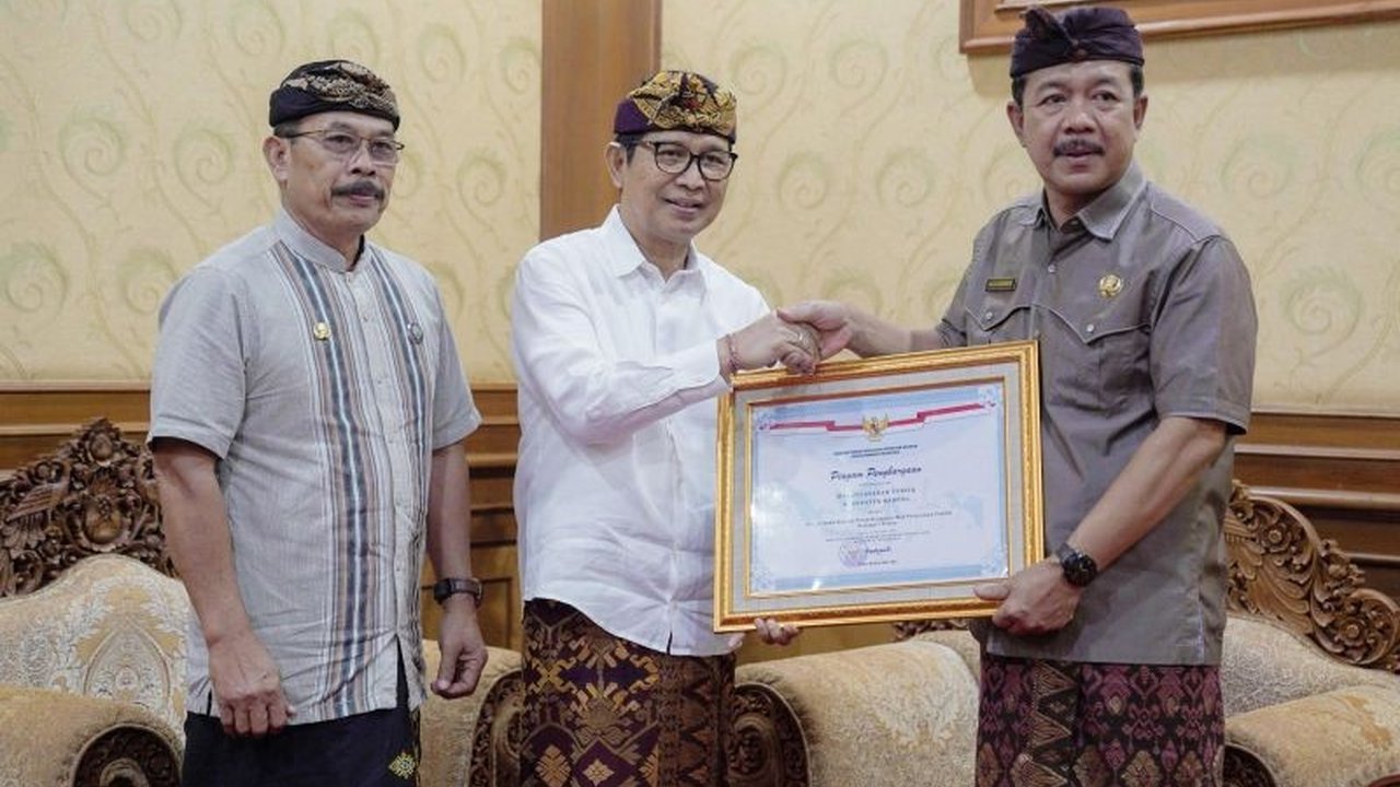 Kabupaten Badung, Bali, berhasil meraih penghargaan MPP Kinerja Prima 2024 berkat pelayanan publik yang unggul dan peningkatan kepuasan masyarakat.